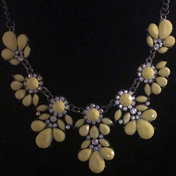 Jewelry - Ladies Yellow Necklace w/Rhinestones